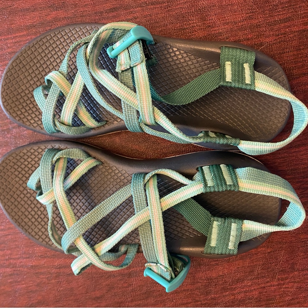 Women’s Chacos Strappy Green Outdoor Sandals, Size 6